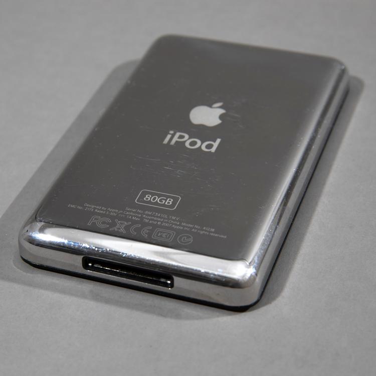 Bild 4 zu Objekt, Taschenradio Modell T 31 + IPOD 80GB, Dieter Rams, Braun AG, Frankfurt am Main, Apple, Cupertino, K-18 426