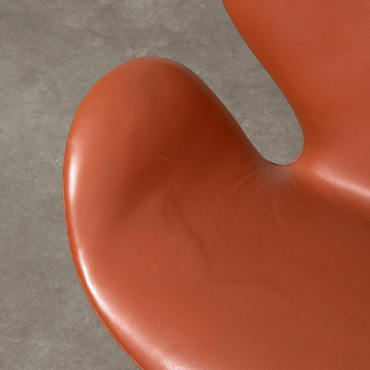 Bild 2 zu Objekt, Zweisitzer-Sofa Modell Swan, Arne Jacobsen, Fritz Hansen, Aller&oslash;d, K-18 532