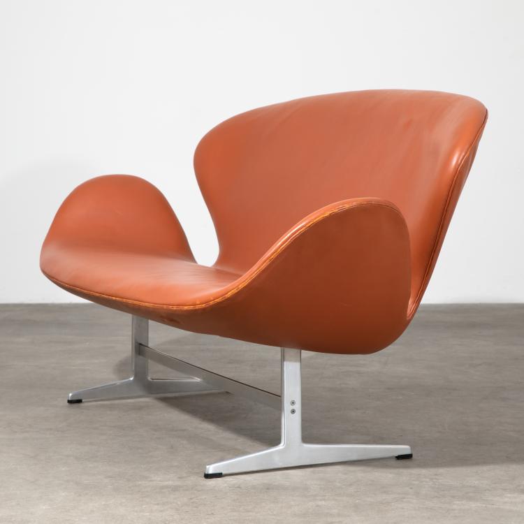 Bild 3 zu Objekt, Zweisitzer-Sofa Modell Swan, Arne Jacobsen, Fritz Hansen, Aller&oslash;d, K-18 532