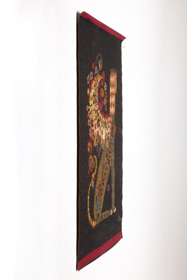 Bild 3 zu Objekt, Siegfried Doege, tapestry, sphinx with flowers, 100 x 65,5 cm, K-13 203