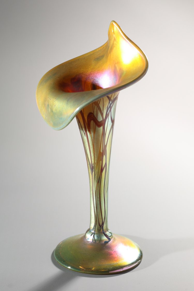 Hauptbild zu Objekt, Louis C. Tiffany, Favrile flower cup, around 1904, Tiffany & Co., K-13 62