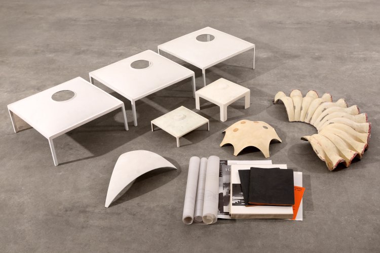 Hauptbild zu Objekt, Heinz Isler, 8 models of Isler bowls, 2 booklets, 2 plans, book, etc., K-13 391