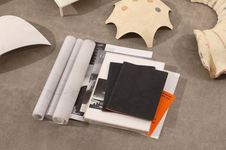 Bild 1 zu Objekt, Heinz Isler, 8 models of Isler bowls, 2 booklets, 2 plans, book, etc., K-13 391