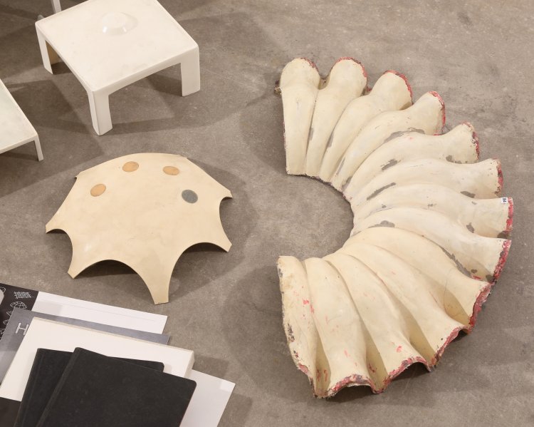 Bild 2 zu Objekt, Heinz Isler, 8 models of Isler bowls, 2 booklets, 2 plans, book, etc., K-13 391