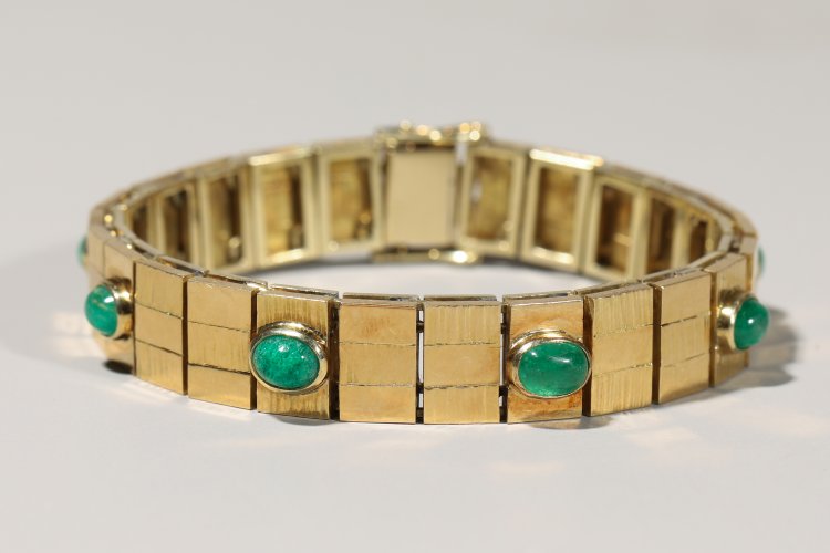 Bild 2 zu Objekt, Gold bracelet with emerald cabochons, K-13 54