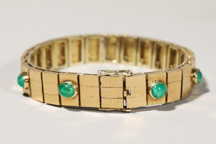 Bild 4 zu Objekt, Gold bracelet with emerald cabochons, K-13 54
