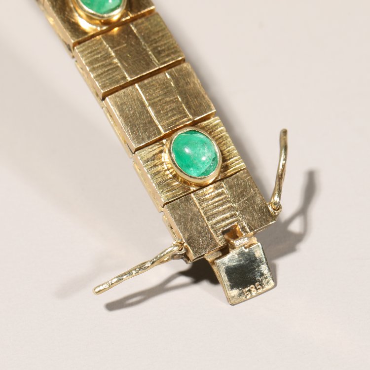 Bild 6 zu Objekt, Gold bracelet with emerald cabochons, K-13 54