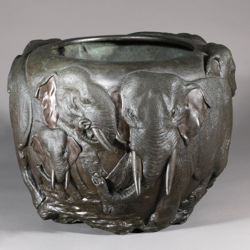 Genryûsai Seiya. Bronze cachepot with elephants. Meiji period, late 19th century