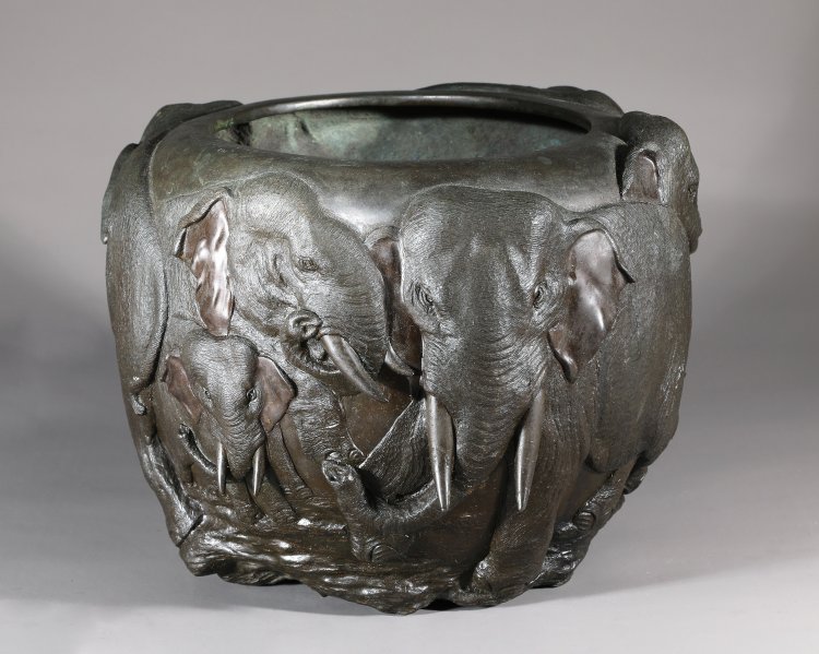 Hauptbild zu Objekt, Genry&ucirc;sai Seiya. Bronze cachepot with elephants. Meiji period, late 19th century, K-13 9