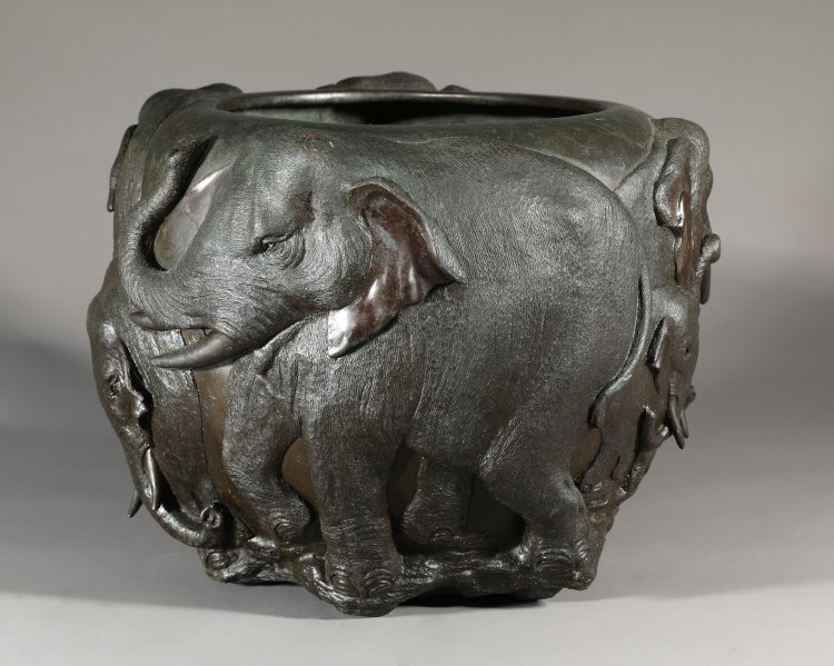 Bild 1 zu Objekt, Genry&ucirc;sai Seiya. Bronze cachepot with elephants. Meiji period, late 19th century, K-13 9