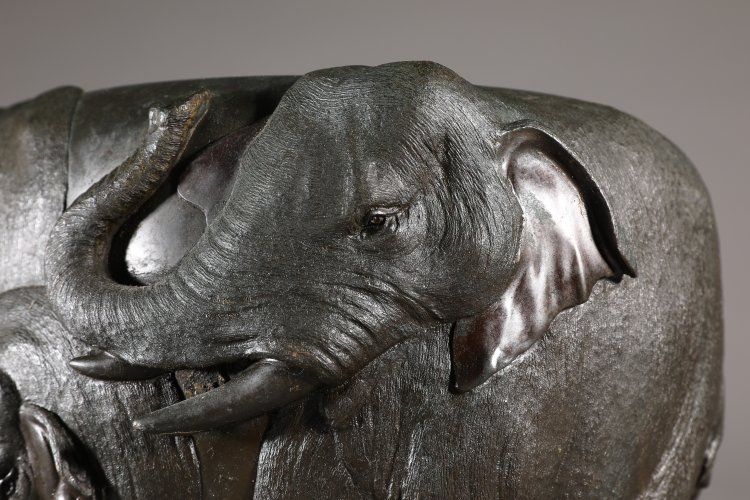 Bild 3 zu Objekt, Genry&ucirc;sai Seiya. Bronze cachepot with elephants. Meiji period, late 19th century, K-13 9