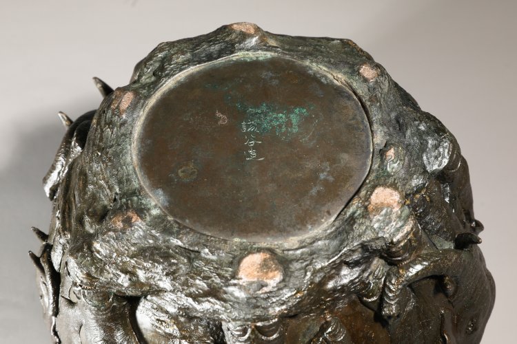 Bild 5 zu Objekt, Genry&ucirc;sai Seiya. Bronze cachepot with elephants. Meiji period, late 19th century, K-13 9