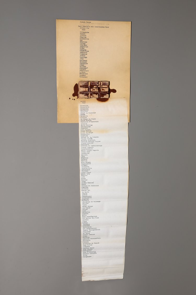 Hauptbild zu Objekt, Joseph Beuys*, Mappe d&eacute;-coll/age 5, Zwei Fr&auml;ulein mit Leuchtendem Brot. 1966, K-13 236