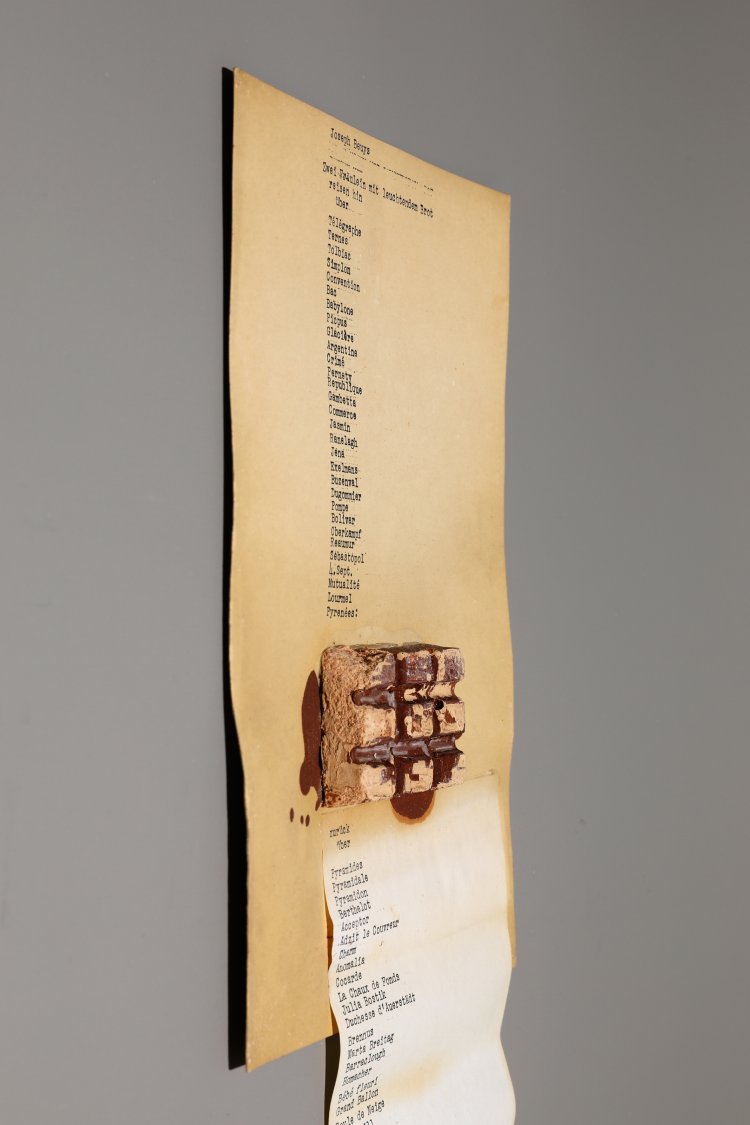 Bild 3 zu Objekt, Joseph Beuys*, Mappe d&eacute;-coll/age 5, Zwei Fr&auml;ulein mit Leuchtendem Brot. 1966, K-13 236