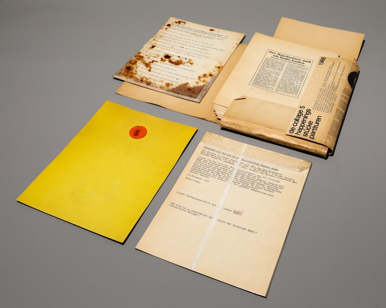 Bild 6 zu Objekt, Joseph Beuys*, Mappe d&eacute;-coll/age 5, Zwei Fr&auml;ulein mit Leuchtendem Brot. 1966, K-13 236