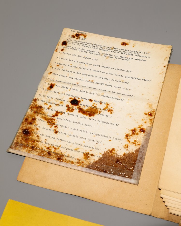 Bild 7 zu Objekt, Joseph Beuys*, Mappe d&eacute;-coll/age 5, Zwei Fr&auml;ulein mit Leuchtendem Brot. 1966, K-13 236