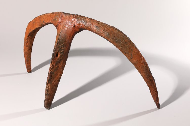 Hauptbild zu Objekt, Lothar Fischer*, geh&ouml;rnter Tiersch&auml;del II, 1990, Iron Sculpture, red patina, Ex. 1/6, K-13 209