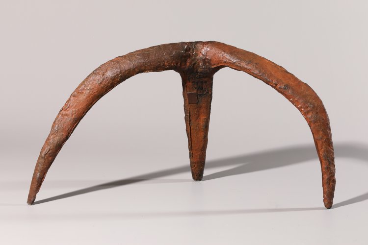 Bild 4 zu Objekt, Lothar Fischer*, geh&ouml;rnter Tiersch&auml;del II, 1990, Iron Sculpture, red patina, Ex. 1/6, K-13 209