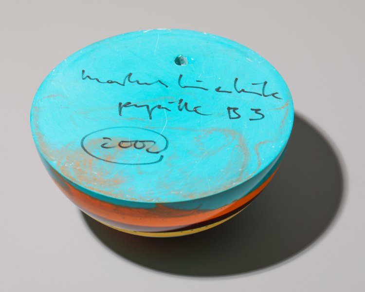 Bild 3 zu Objekt, Markus Linnenbrink*, Pupille B3, 2002, massive Halbkugel, Farbiges Epoxidharz, K-13 298