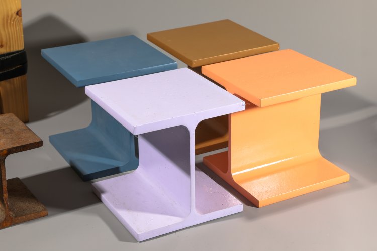 Bild 1 zu Objekt, GelbRosa, I-Beams, 4 Bahnschwellen, Bahnschwelle auf Holzklotz, Holzb&uuml;ndel (K&Uuml;NSTLER CHECKEN), K-13 309