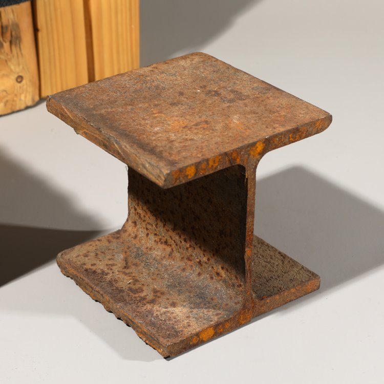 Bild 2 zu Objekt, GelbRosa, I-Beams, 4 Bahnschwellen, Bahnschwelle auf Holzklotz, Holzb&uuml;ndel (K&Uuml;NSTLER CHECKEN), K-13 309