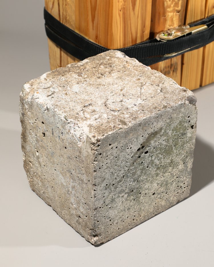 Bild 3 zu Objekt, GelbRosa, I-Beams, 4 Bahnschwellen, Bahnschwelle auf Holzklotz, Holzb&uuml;ndel (K&Uuml;NSTLER CHECKEN), K-13 309