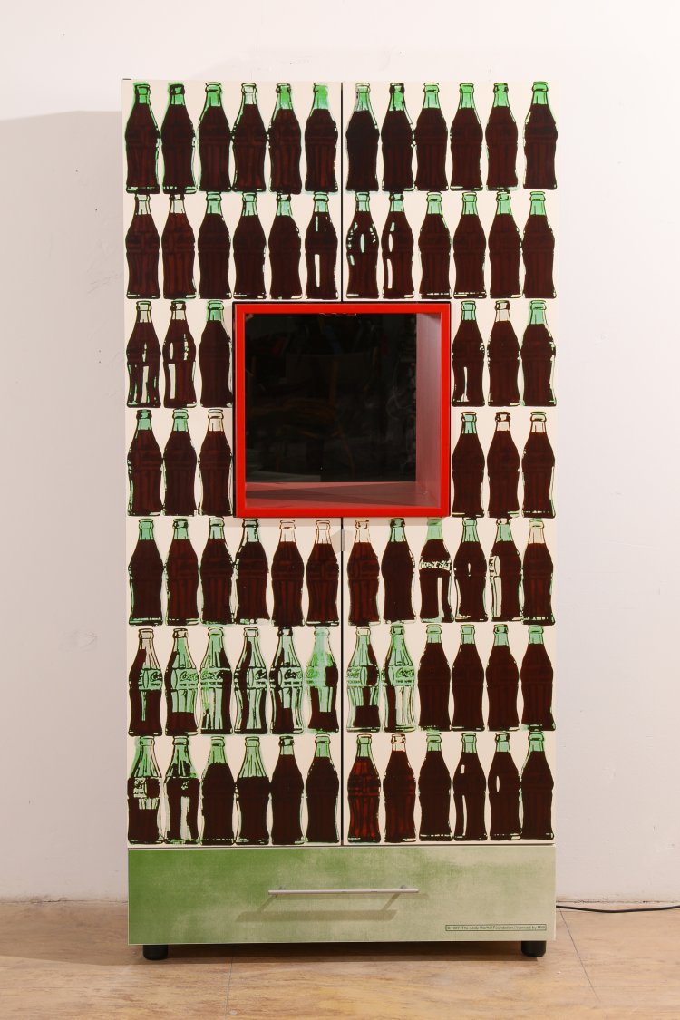 Bild 1 zu Objekt, Andy Warhol, hb Collection, limited Bar Cabinet Motif 210 Coca-Cola Bottles 1962, hb Collection, K-13 517