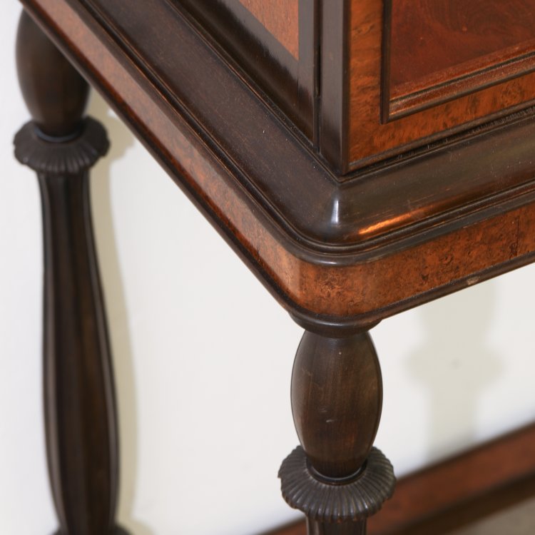 Bild 2 zu Objekt, Cabinet / Vitrinenschrank Modell Metropolitan, Axel Einar Hjorth, Albin Johansson, K-14 495