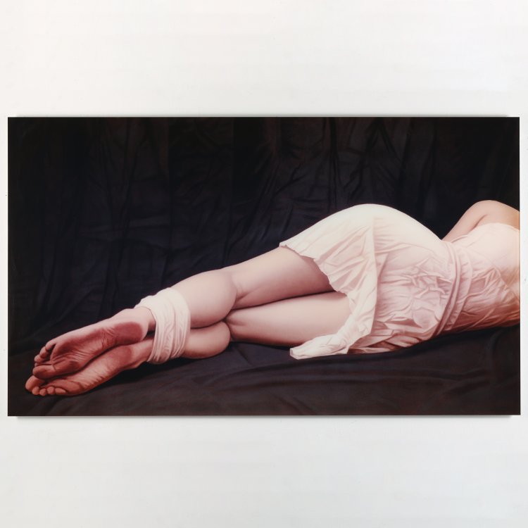 Hauptbild zu Objekt, Reclining in front of a dark cloth, 2010, Willi Kissmer*, K-14 339