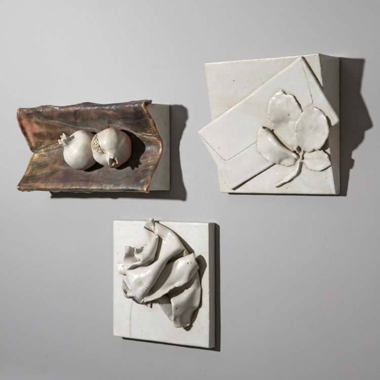 Hauptbild zu Objekt, Three wall appliques grey with leaves and pomegranates, Antje Br&uuml;ggemann-Breckwoldt, K-13O 28