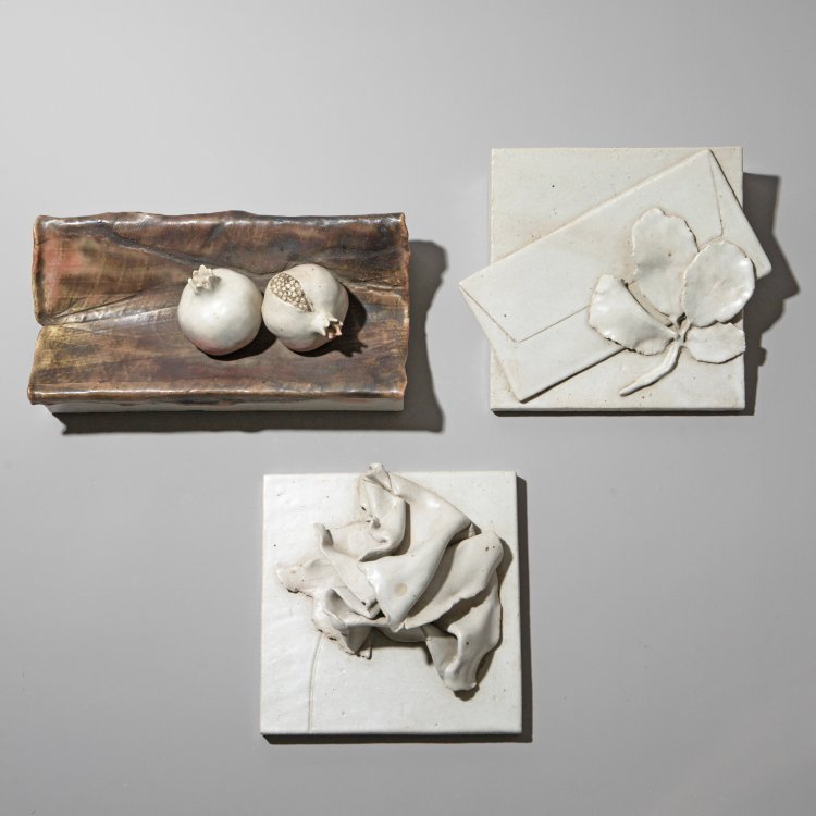 Bild 1 zu Objekt, Three wall appliques grey with leaves and pomegranates, Antje Br&uuml;ggemann-Breckwoldt, K-13O 28