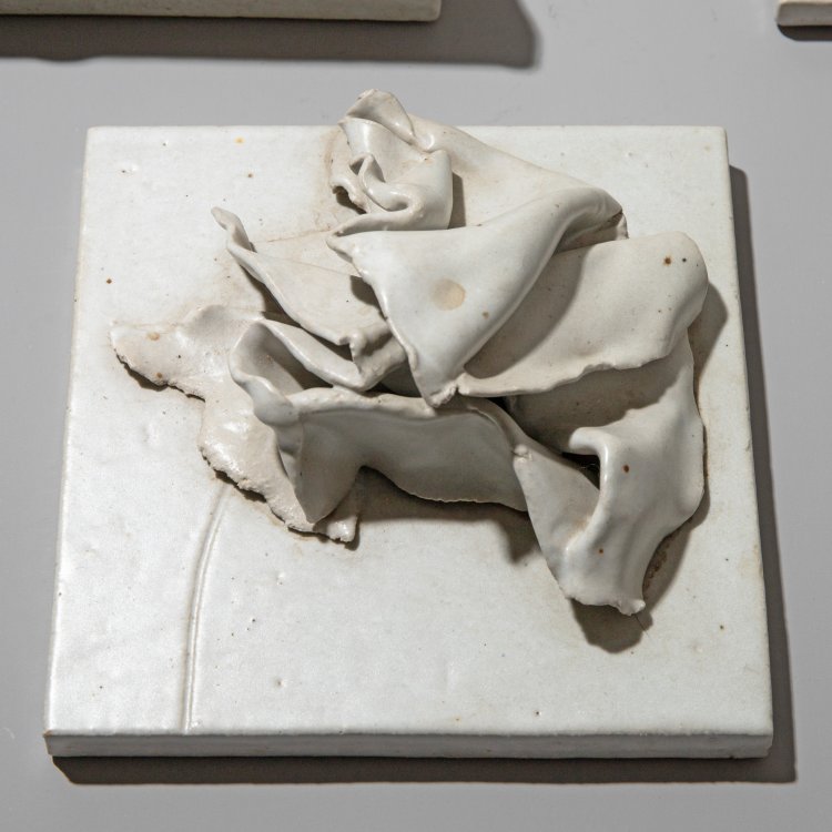 Bild 2 zu Objekt, Three wall appliques grey with leaves and pomegranates, Antje Br&uuml;ggemann-Breckwoldt, K-13O 28