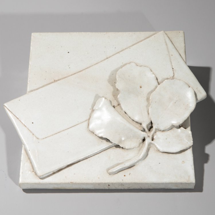 Bild 4 zu Objekt, Three wall appliques grey with leaves and pomegranates, Antje Br&uuml;ggemann-Breckwoldt, K-13O 28