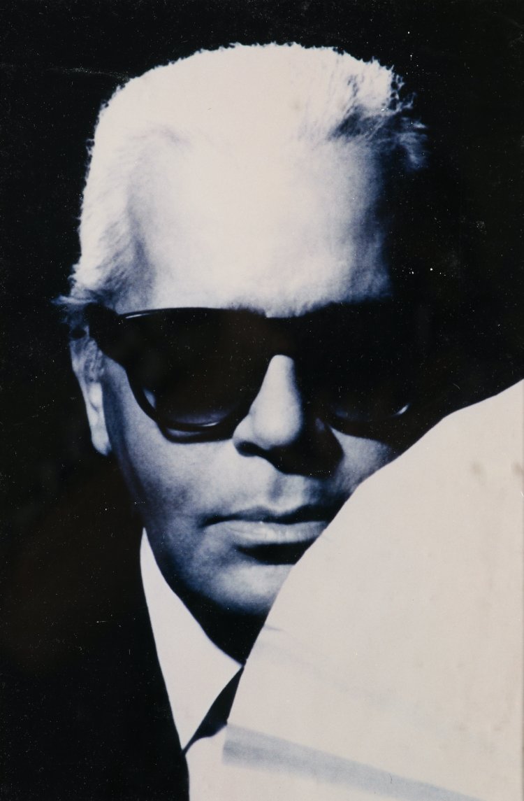 Bild 3 zu Objekt, 2 Figurinen + Foto, Karl Lagerfeld, K-14 321
