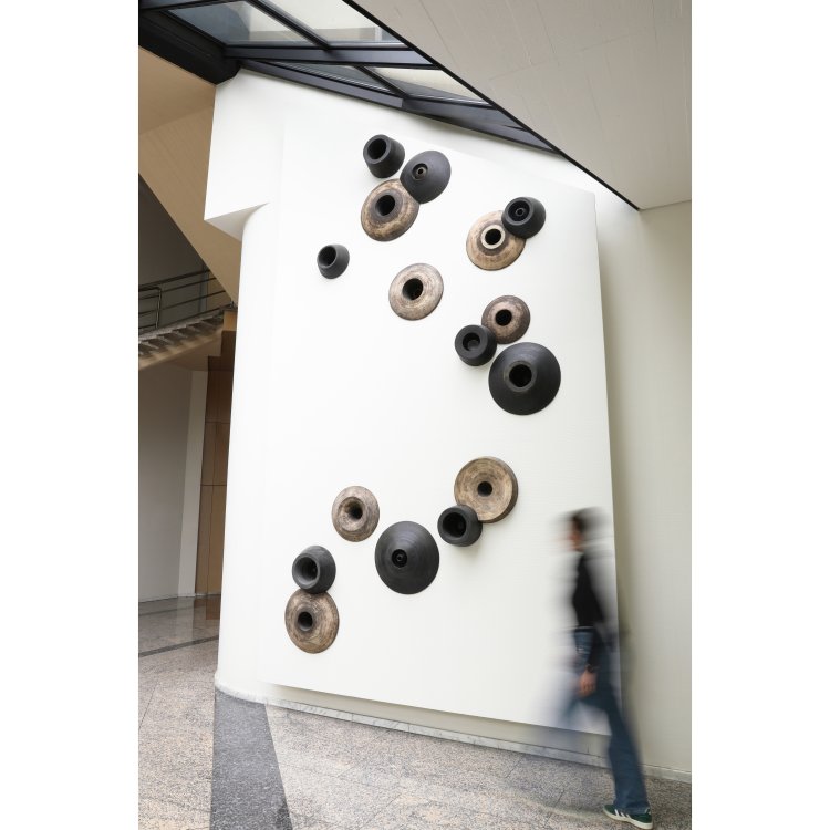 Bild 1 zu Objekt, The Powell Duffryn Mural, 16-teilige Installation, 1961, Hans Coper, K-14 218