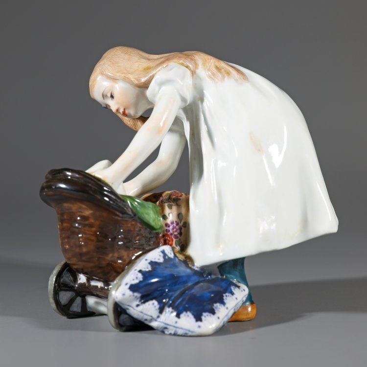 Hauptbild zu Objekt, Sich b&uuml;ckendes M&auml;dchen mit Puppe, an einem Puppenwagen, Konrad Hentschel, Mei&szlig;en, StPM, K-14 122