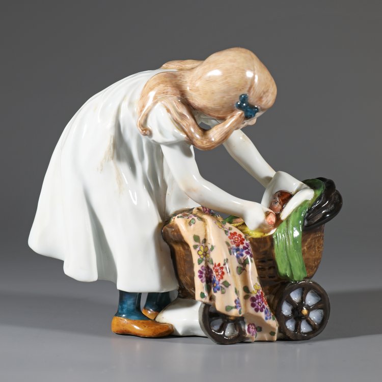 Bild 1 zu Objekt, Sich b&uuml;ckendes M&auml;dchen mit Puppe, an einem Puppenwagen, Konrad Hentschel, Mei&szlig;en, StPM, K-14 122