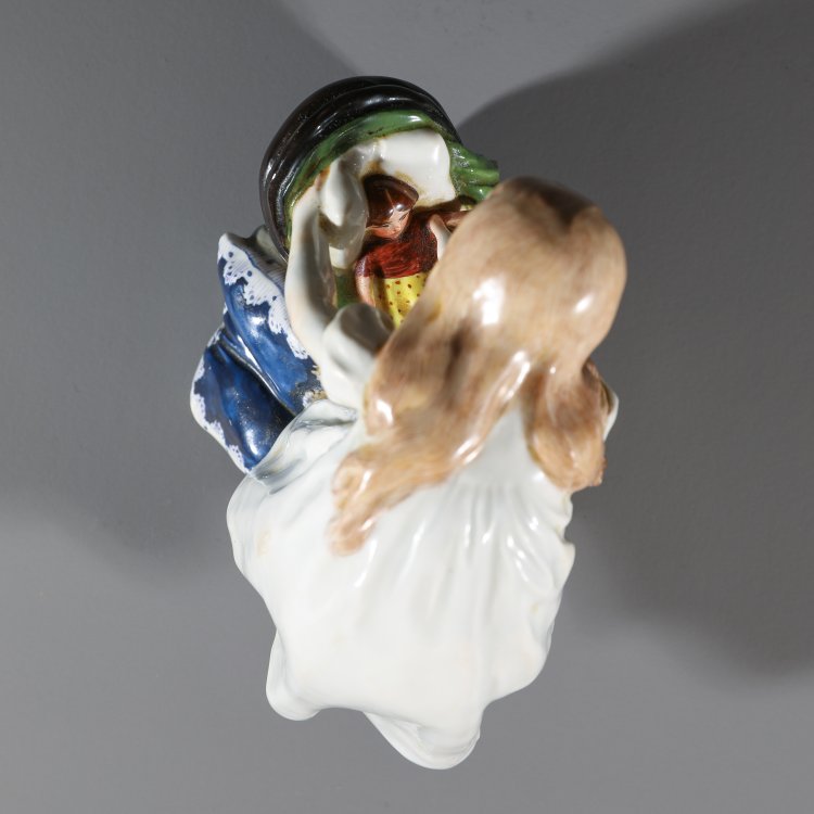 Bild 2 zu Objekt, Sich b&uuml;ckendes M&auml;dchen mit Puppe, an einem Puppenwagen, Konrad Hentschel, Mei&szlig;en, StPM, K-14 122