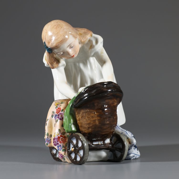 Bild 3 zu Objekt, Sich b&uuml;ckendes M&auml;dchen mit Puppe, an einem Puppenwagen, Konrad Hentschel, Mei&szlig;en, StPM, K-14 122