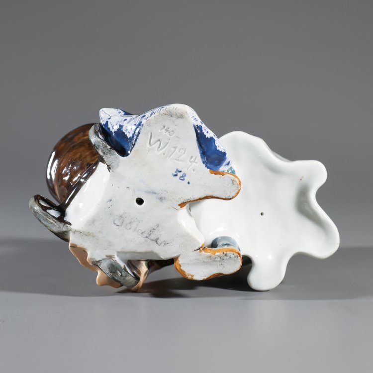 Bild 4 zu Objekt, Sich b&uuml;ckendes M&auml;dchen mit Puppe, an einem Puppenwagen, Konrad Hentschel, Mei&szlig;en, StPM, K-14 122