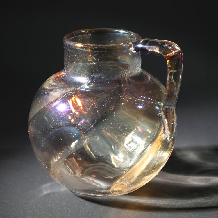 Hauptbild zu Objekt, Kleiner Henkelkrug, 1903/04, Marie Kirschner, Loetz Wwe. Klosterm&uuml;hle, K-14 70