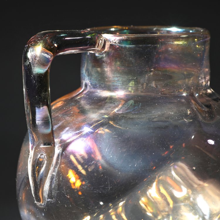 Bild 2 zu Objekt, Kleiner Henkelkrug, 1903/04, Marie Kirschner, Loetz Wwe. Klosterm&uuml;hle, K-14 70