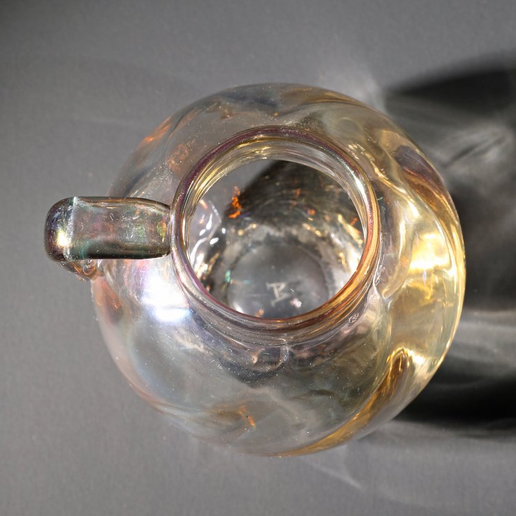 Bild 4 zu Objekt, Kleiner Henkelkrug, 1903/04, Marie Kirschner, Loetz Wwe. Klosterm&uuml;hle, K-14 70