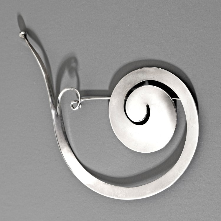 Bild 1 zu Objekt, Brosche, Modell 392, Vivianna Torun B&uuml;low-H&uuml;be, Georg Jensen, K-14 60