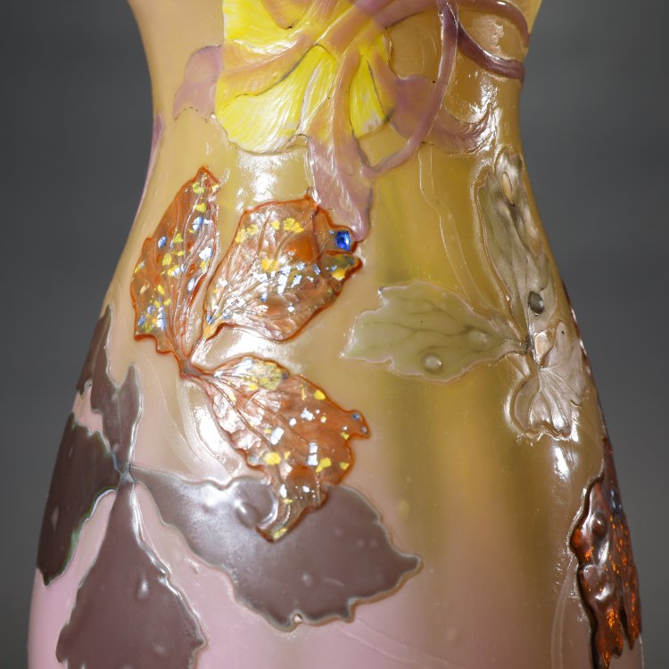 Bild 1 zu Objekt, Marqueterie-Vase Ancolies, 1902, Emile Gall&eacute;, Gall&eacute;, Nancy, K-14 71