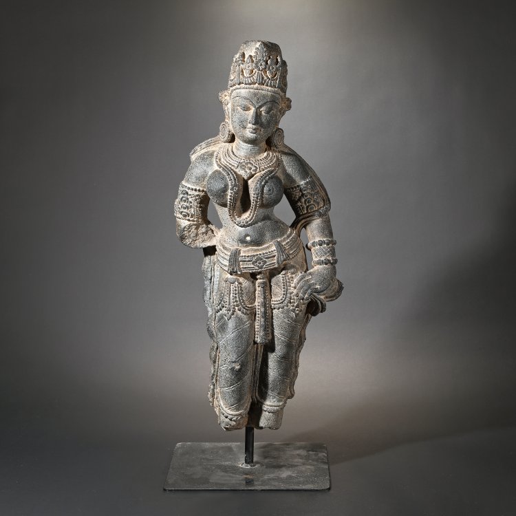 Hauptbild zu Objekt, Architectural fragment, figure of a female deity, Indien, K-14 5