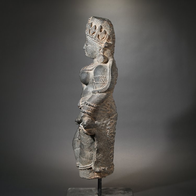 Bild 2 zu Objekt, Architectural fragment, figure of a female deity, Indien, K-14 5