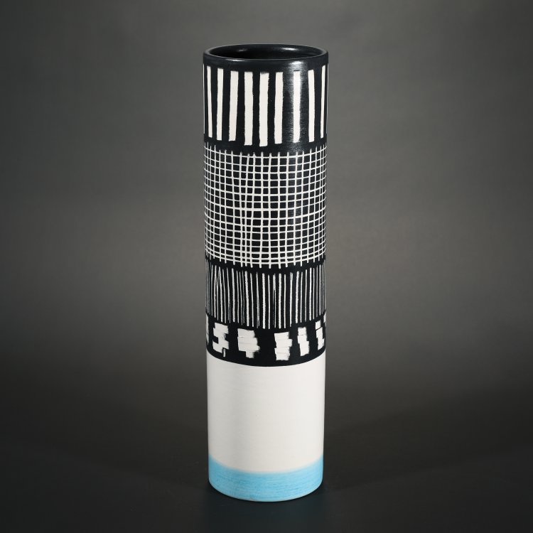 Hauptbild zu Objekt, <<mit blauem streifen> >Limited, cylindrical vase from the Rocchetti series, Ettore Sottsass, Bitossi, K-14 610