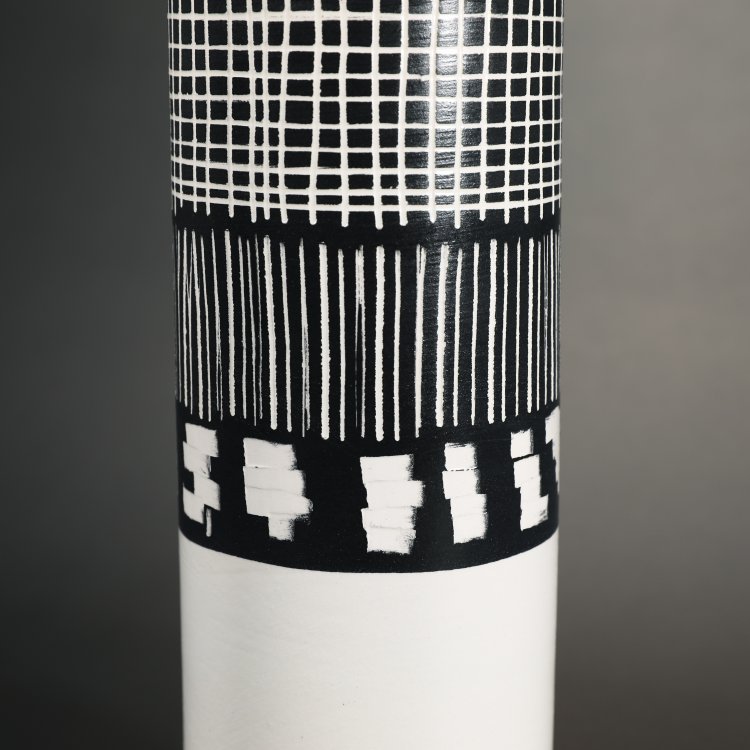 Bild 1 zu Objekt, <<mit blauem streifen> >Limited, cylindrical vase from the Rocchetti series, Ettore Sottsass, Bitossi, K-14 610