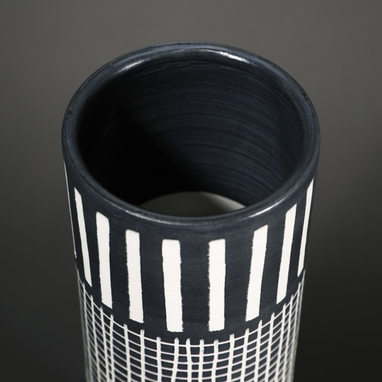 Bild 3 zu Objekt, <<mit blauem streifen> >Limited, cylindrical vase from the Rocchetti series, Ettore Sottsass, Bitossi, K-14 610